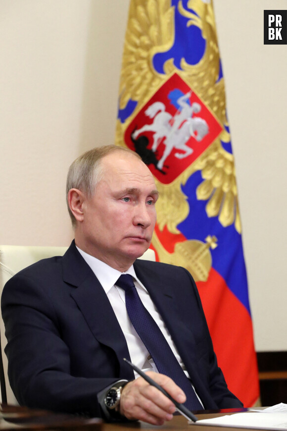En 2021, Vladimir Poutine déclarait : "J'ai une approche traditionnelle : une femme est une femme, un homme est un homme"
Le président russe Vladimir Poutine en vidéo-conférence avec des membres de la "Douma d'État", la chambre basse de l'Assemblée fédérale de la Fédération de Russie, le 17 février 2021.