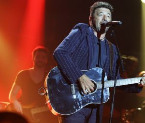 Mais que les fans se rassurent : la rencontre Patrick Bruel/Sophie Marceau aura bel et bien lieu. Trois décennies plus tard ! En 2014, les deux acteurs se trouvent enfin dans le film Tu veux ou tu veux pas. Moins stylé que La boum, certes. Mais quand même : ils s'étaient dits rendez vous dans trente ans.
Semi-exclusif - Patrick Bruel - 5ème édition de l'émission "Psychodon, Unis face aux maladies psychiques" à l'Olympia à Paris le 12 juin 2023. © Coadic Guirec/Bestimage