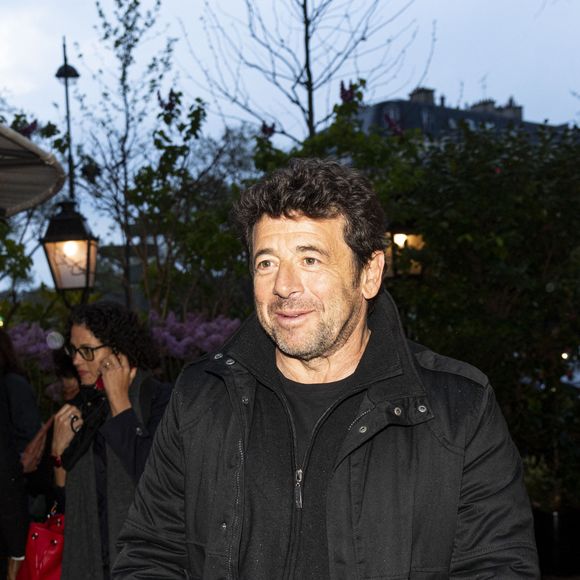 Patrick Bruel pose lors de la remise du prix littéraire "La Closerie des Lilas" à la Closerie des Lilas à Paris, le 18 avril 2023.  © Pierre Perusseau/Bestimage