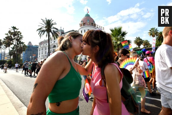 Ca se tient : si on parle si peu de lesbophobie, c'est parce qu'on pense avant tout en terme de sexisme, ou de misogynie. Ce qui n'est en vérité qu'une partie de l'équation. Si épingler le sexisme est nécessaire, prononcer le mot "lesbienne" l'est tout autant. Sinon, c'est la condition même de lesbienne qui se retrouve noyée dans la masse. 
La Gay Pride de Nice 2022, alias "Pink Parade" a eu lieu sur la promenade des Anglais, le 23 juillet 2022. La marche des fiertés LGBT de Nice (ex Gay Pride), s'est élancée depuis le jardin Albert 1er en passant devant le Negresco, un cortège festif téunissnt entre 8 à 10000 personnes. © Bruno Bebert/Bestimage