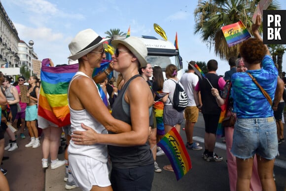 La lesbophobie, ce sont toutes les attitudes ou manifestations de mépris, de rejet ou de haine envers des personnes lesbiennes, comme le définit l'association Sos Homophobie. Mais elle désigne également toutes les discriminations subies : "au travail, dans l'espace public, la famille, le cercle d'ami-e-s, le voisinage, le monde de la santé...", énumère l'asso.
La Gay Pride de Nice 2022, alias "Pink Parade" a eu lieu sur la promenade des Anglais, le 23 juillet 2022. La marche des fiertés LGBT de Nice (ex Gay Pride), s'est élancée depuis le jardin Albert 1er en passant devant le Negresco, un cortège festif téunissnt entre 8 à 10000 personnes. © Bruno Bebert/Bestimage