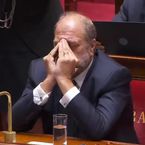 Eric Dupond-Moretti consterné : un député LFI l'interpelle avec une chanson de sa compagne, Isabelle Boulay, à l'Assemblée Nationale