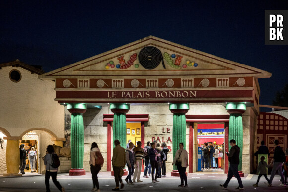 Le parc Asterix. Visiteurs devant le palais Bonbon en soiree - Photo by Baillais V/ANDBZ/ABACAPRESS.COM