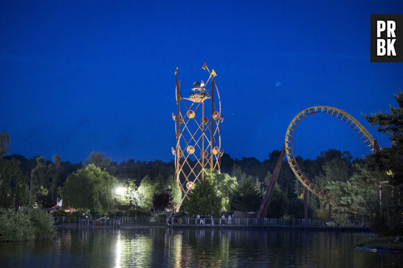 Parc Asterix. Vue de nuit de l'attraction "L'Aerolaf", un bar aerien panoramique et rotatif, au bord du grand lac - Photo by Baillais V/ANDBZ/ABACAPRESS.COM
