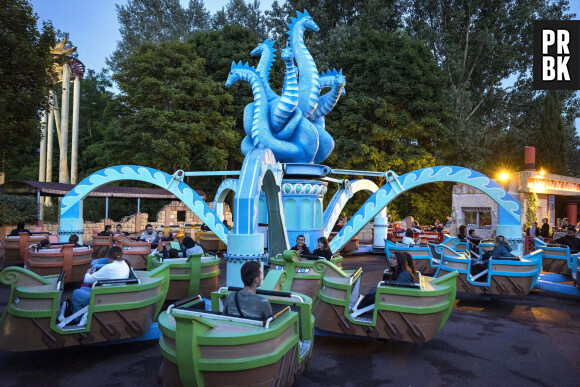 Parc Asterix. Visiteurs à l'attraction type pieuvre avec tentacules de "l'Hydre de Lerne" - Photo by Baillais V/ANDBZ/ABACAPRESS.COM