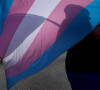 On parle trop peu des tentatives de suicides des personnes trans, et pourtant, cette réalité est désastreuse
Un homme brandit un drapeau des Fiertés durant une marche à Kansas City.