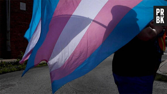 On parle trop peu des tentatives de suicides des personnes trans, et pourtant, cette réalité est désastreuse
Un homme brandit un drapeau des Fiertés durant une marche à Kansas City.