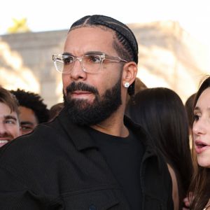 L'interprète de "Hotline Bling" a relayé une vidéo où il arbore des ongles vernis en rose tout en écoutant du Kanye West. Un sacré combo et un moove audacieux s'il en est, qui met à l'honneur les joies de la manucure. Et qui a engendré malheureusement des commentaires clairement homophobes de la part de certains fans.
Exclusif - Drake à la soirée pré-Super Bowl LVII de Mike Rubin "Fanatics" au Waldorf Astoria à Phoenix, Arizona, Etats-Unis, le 11 févriaer 2023. 