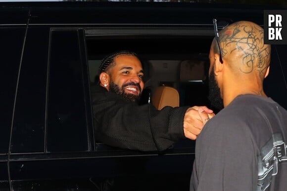 "Drake a mis du vernis a ongle et la première story que je vois sur Insta c'est 'Je ne suis plus un fan de Drake désormais'", "les gens qui chialent parce que Drake met du vernis vous avez pas autre chose à foutre mdrr", "Drake je l'aime bien mais le truc du vernis c'est trop nouveau monde", "Drake t'es mon chanteur préféré mais le vernis c'est pas pour toi"...
Drake à la soirée pré-Super Bowl LVII de Mike Rubin "Fanatics" au Waldorf Astoria à Phoenix, Arizona, Etats-Unis, le 11 févriaer 2023. 