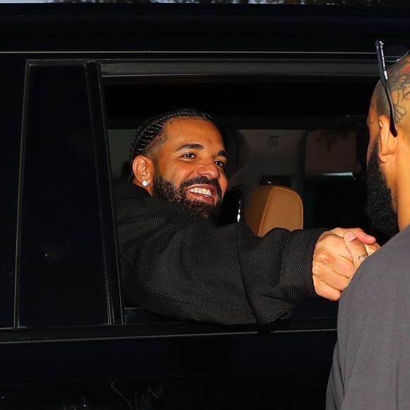 "Drake a mis du vernis a ongle et la première story que je vois sur Insta c'est 'Je ne suis plus un fan de Drake désormais'", "les gens qui chialent parce que Drake met du vernis vous avez pas autre chose à foutre mdrr", "Drake je l'aime bien mais le truc du vernis c'est trop nouveau monde", "Drake t'es mon chanteur préféré mais le vernis c'est pas pour toi"...
Drake à la soirée pré-Super Bowl LVII de Mike Rubin "Fanatics" au Waldorf Astoria à Phoenix, Arizona, Etats-Unis, le 11 févriaer 2023. 