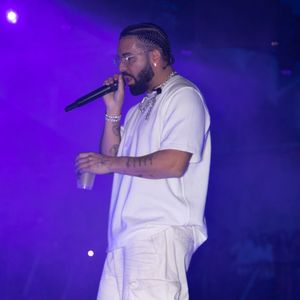 Lutter contre l'homophobie dans le rap ? Des artistes y contribuent, de Frank Ocean hier à Lil Nas X aujourd'hui. En France, les voix sont rares mais existent, tel le rappeur Lapsuceur, auteur du hit "Suce ton pote". Le jeune vidéaste Theodort s'est lui aussi amusé à tourner en dérision la culture viriliste du rap à travers l'un de ses persos fictifs, le rappeur "Payday"
Drake sur scène. Personnalités à la soirée Pré Superbowl de Drake au Hanger 1 à Scottsdale le 10 février 2023. 