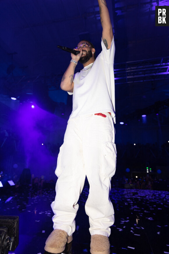 Drake sur scène. Personnalités à la soirée Pré Superbowl de Drake au Hanger 1 à Scottsdale le 10 février 2023. 