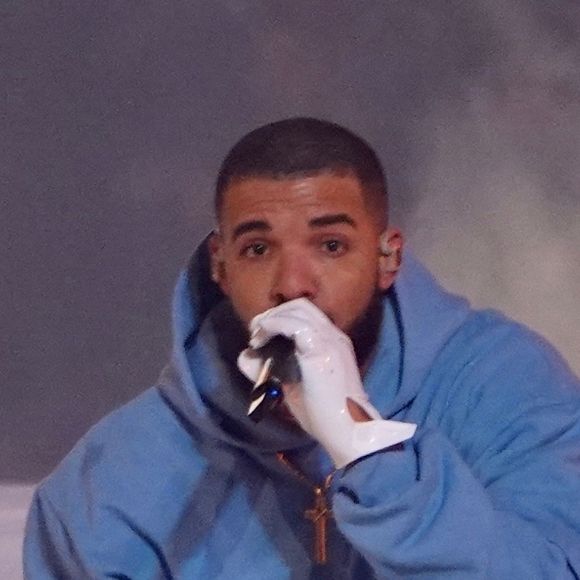 Kanye West (YE) et Drake sur scène pour le concert caritatif "Free Larry Hoover" au Memorial Coliseum de Los Angeles, le 9 décembre 2021. 