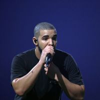 Drake se vernit les ongles en rose, ses fans les plus homophobes deviennent fous (et il les remet à leur place)