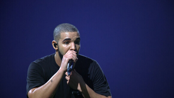 Drake se vernit les ongles en rose, ses fans les plus homophobes deviennent fous (et il les remet à leur place)