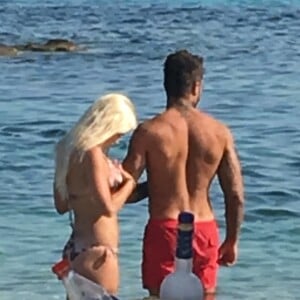 Exclusif - Jessica Thivenin et son compagnon Thibault Garcia (Les Marseillais) en vacances à Mykonos, le 27 août 2017.