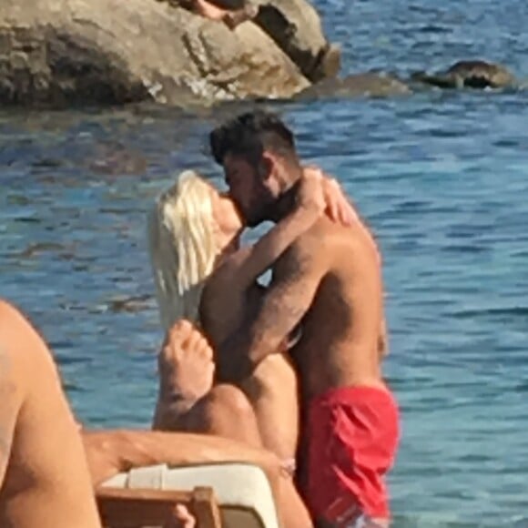 Exclusif - Jessica Thivenin et son compagnon Thibault Garcia (Les Marseillais) en vacances à Mykonos, le 27 août 2017.