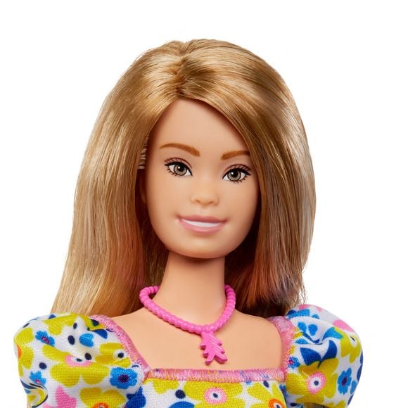 Mattel a lancé sa toute première poupée Barbie trisomique. Pour marquer cet événement, le mannequin britannique Ellie Goldstein est apparue dans une campagne avec la nouvelle Barbie, qui permet à encore plus d'enfants de trouver une poupée qui les représentent et leur permet de raconter plus d'histoires différentes à travers le jeu. Londres. Le 24 avril 2023. 
