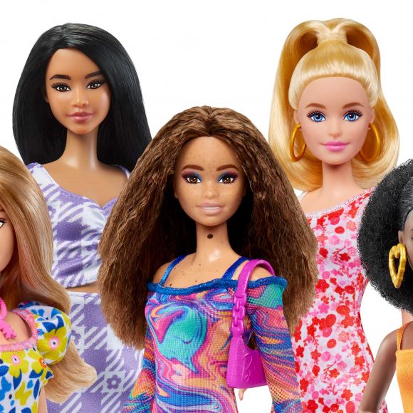 Mattel a lancé sa toute première poupée Barbie trisomique. Pour marquer cet événement, le mannequin britannique Ellie Goldstein est apparue dans une campagne avec la nouvelle Barbie, qui permet à encore plus d'enfants de trouver une poupée qui les représentent et leur permet de raconter plus d'histoires différentes à travers le jeu. Londres. Le 24 avril 2023. 