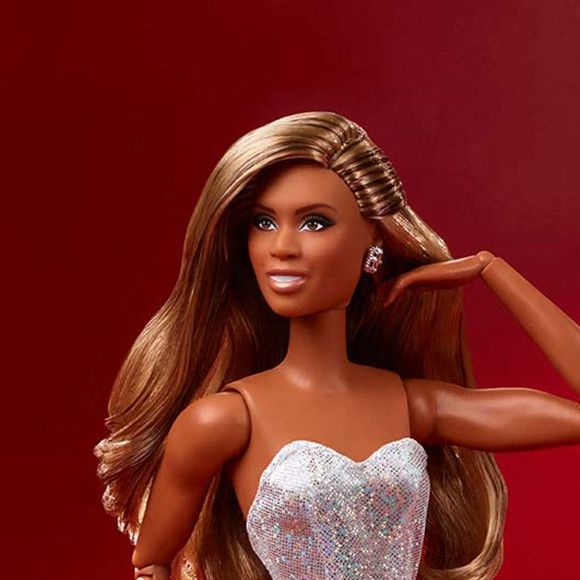 Laverne Cox est entrée dans l'histoire en devenant la toute première personne transgenre à avoir une poupée Barbie à son effigie. « Je ne peux pas le croire. J'adore sa tenue », a déclaré Laverne Cox au magazine "People". "Ce qui m'excite le plus à propos de sa présence dans le monde, c'est que les jeunes trans peuvent la voir et peut-être l'acheter et jouer avec elle, et savoir qu'il y a une Barbie fabriquée par Mattel, pour la première fois, à l'image de une personne transgenre". El Segundo (Etats-Unis). Le 26 mai 2022. 