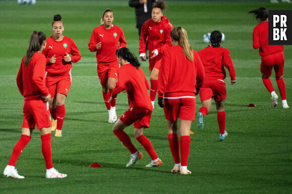 23 juillet 2023, Australie, Melbourne : Football : Coupe du monde, femmes, formation finale Maroc : Capitaine Ghizlane Chebbak (l) s'entraîne avec ses coéquipiers. Photo : Sebastian Christoph Gollnow/DPA/ABACAPRESS.COM