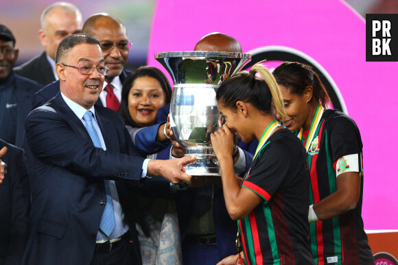 Le capitaine de l'ASFAR Aziza Rabbah et Ghizlane Chebbak de l'ASFAR reçoivent le trophée alors que l'ASFAR célèbre la victoire des femmes de la CAF 2022
