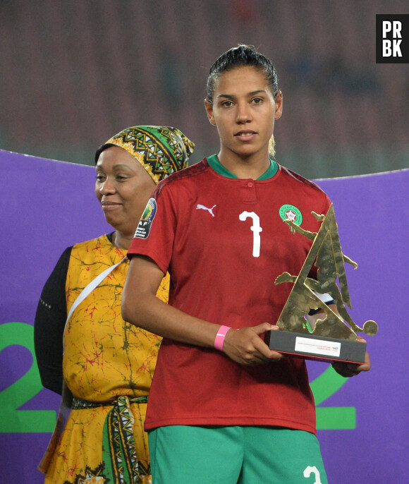 Ghizlane Chebbak du Maroc est défié par Mapula Nomvula Kgoale d'Afrique du Sud lors de la finale de la Coupe d'Afrique des Nations féminines 2022 entre le Maroc et l'Afrique du Sud au stade Prince Moulay Abdellah à Rabat, au Maroc, le 23 juillet 2022