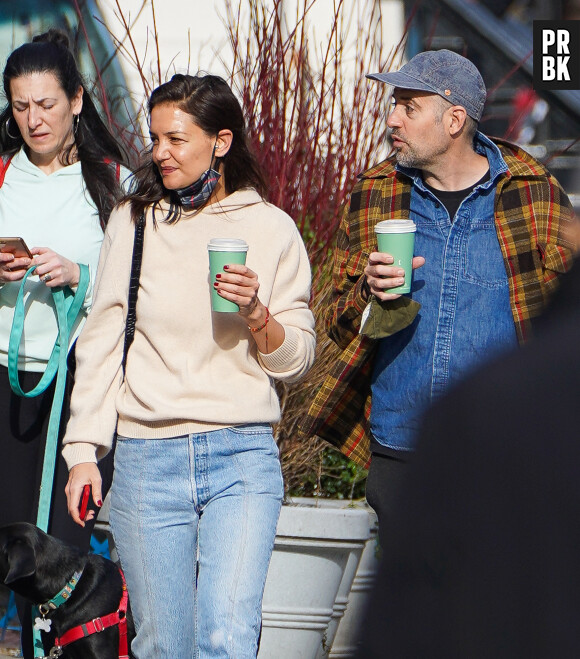 Exclusif - Katie Holmes boit son café dans la rue avec un mystérieux inconnu à New York le 16 décembre 2021. 