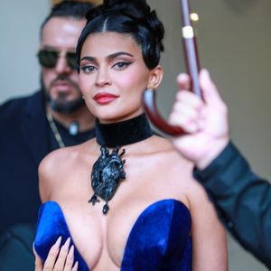 Kylie Jenner arrive au défilé de mode Schiaparelli Collection Femme Prêt-à-porter Printemps/Eté 2023 lors de la Fashion Week de Paris, France, le 29 septembre 2022. 