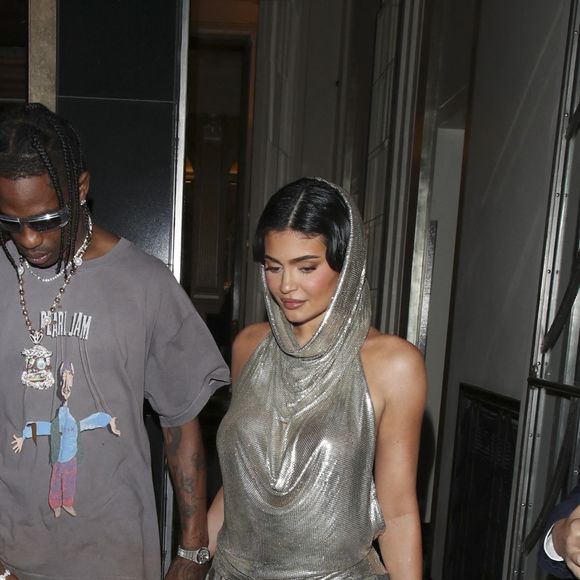Kylie Jenner et son compagnon Travis Scott sortent de leur hôtel à Londres pour aller au club Tape London le 7 août 2022. 