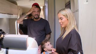 "On ne va pas nettoyer ta m*rde" : Manon Marsault et Julien Tanti découvrent la vie de camping dans C'est la famille... Les internautes sont sidérés !