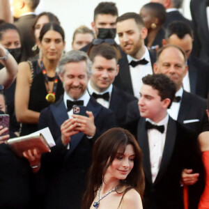 Anne Hathaway - Montée des marches du film « Armageddon Time » lors du 75ème Festival International du Film de Cannes. Le 19 mai 2022 © Dominique Jacovides / Bestimage 