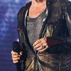 "Tant que je ne suis pas mort..." Atteint d'un cancer, ce chanteur adoré des Français donne de ses nouvelles face à la maladie