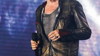 "Tant que je ne suis pas mort..." Atteint d'un cancer, ce chanteur adoré des Français donne de ses nouvelles face à la maladie
