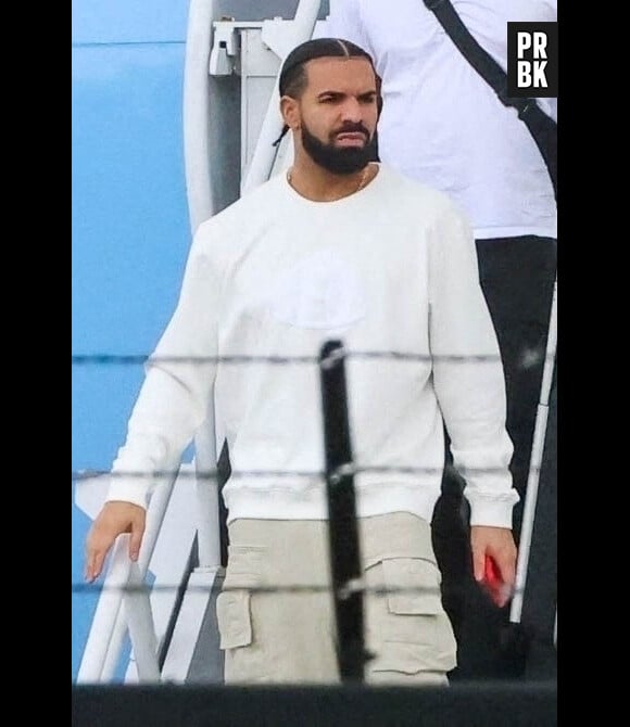 Exclusif - De retour de la République du Chili, Drake arrive dans l'un des aéroports privés de Miami avec tous ses amis et son entourage le 19 mars 2023. Drake est en ville pour assister au festival Ultra Conference 2023 à Miami, où il se produira en direct.