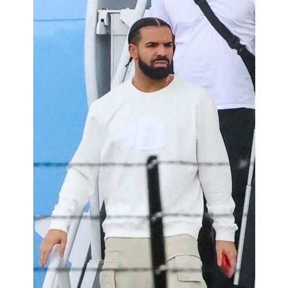 Exclusif - De retour de la République du Chili, Drake arrive dans l'un des aéroports privés de Miami avec tous ses amis et son entourage le 19 mars 2023. Drake est en ville pour assister au festival Ultra Conference 2023 à Miami, où il se produira en direct.