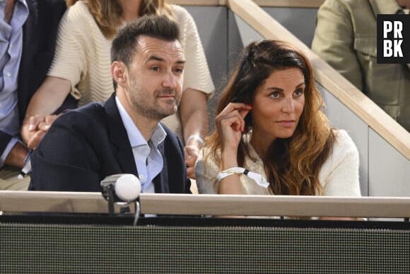 Cyril Lignac et sa compagne Déborah - Les célébrités dans les tribunes lors des Internationaux de France de Tennis de Roland Garros 2023 le 7 juin 2023.