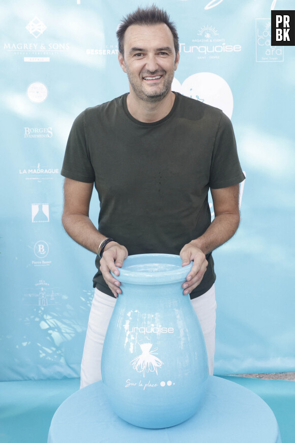 Cyril Lignac lors d'un tournoi de pétanque place des Lices organisé par le magazine Turquoise pour l'association Sourire à la vie à Saint-Tropez le 10 août 2022. © Jack Tribeca / Bestimage