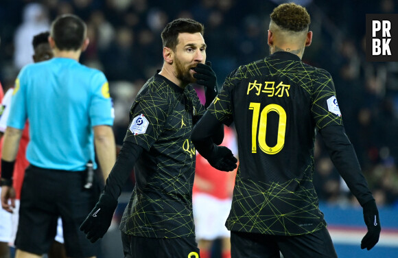 Neymar Jr célèbre son but avec Lionel Leo Messi - Match de Ligue 1 Uber Eats "PSG - Reims (1-1)" au Parc des Princes, le 29 janvier 2023.