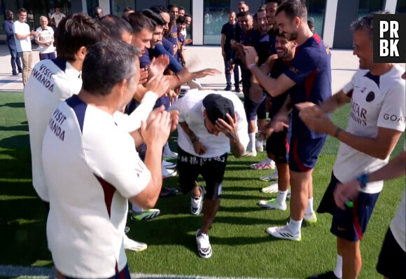 Les adieux de Neymar, qui vient de signer en Arabie saoudite au club de Al-Hilal, à ses anciens coéquipiers au campus du PSG à Poissy le 17 août 2023. © PSG Twitter via Bestimage