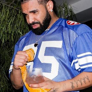Il affiche un large sourire, visiblement fier de lui.
Drake à Los Angeles