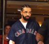 Le rappeur canadien y pose avec sa collection de soutiens-gorges reçus lors de ses concerts.
Drake à New York