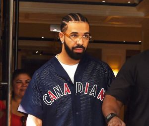 Le rappeur canadien y pose avec sa collection de soutiens-gorges reçus lors de ses concerts.
Drake à New York
