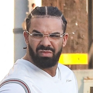 Drake a souvent une image de romantique...
Le moment beauf du jour est offert par Drake : il pose avec tous les soutifs qu'il a reçus en concert