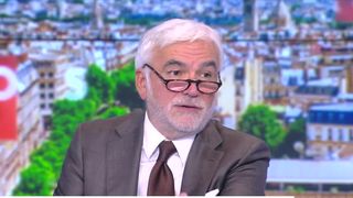 "Je sais que la question est difficile..." : malaise entre Pascal Praud et un invité de CNews à propos du roi du Maroc