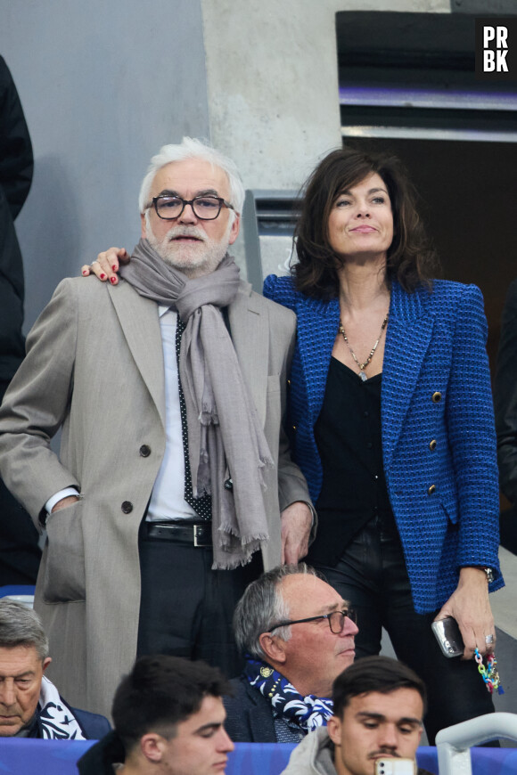 Pascal Praud et sa compagne Catherine dans les tribunes du match de football de la Coupe de France "Nantes vs Toulouse" au Stade de France à Paris. Le 29 avril 2023 © Cyril Moreau / Bestimage