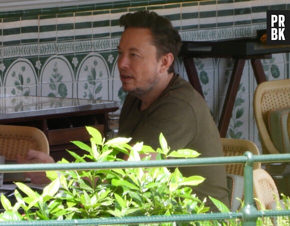 Elon Musk avec son fils Saxon en vacances à Portofino. Grimes, son ex-compagne est également en vacances à Portofino avec son fils X Æ A-Xii. L'ex couple ne partage que la destination et n'ont jamais été aperçus ensemble. Portofino, le 25 juillet 2023. Merci de flouter le visage des enfants avant publication 