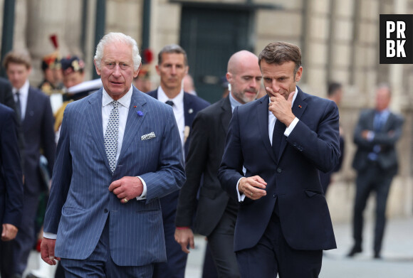 Le président de la République française Emmanuel Macron et le roi Charles III d'Angleterre s'offrent un bain de foule en rejoignant l'ambassade du Royaume-Uni, le 20 septembre 2023. © Dominique Jacovides / Bestimage 