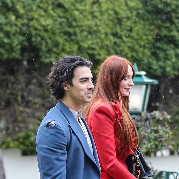 Joe Jonas en compagnie de ses parents et de sa femme Sophie Turner, arrivent à leur hôtel à Los Angeles, le 30 janvier 2023.