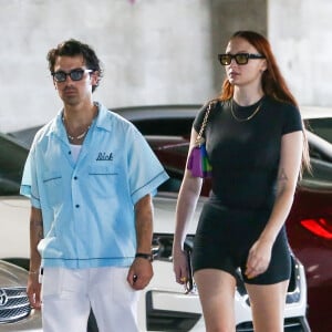 Exclusif - Joe Jonas et sa femme Sophie Turner, avec leur fille Willa (2 ans), vont acheter des baskets à Miami, le 16 août 2022.